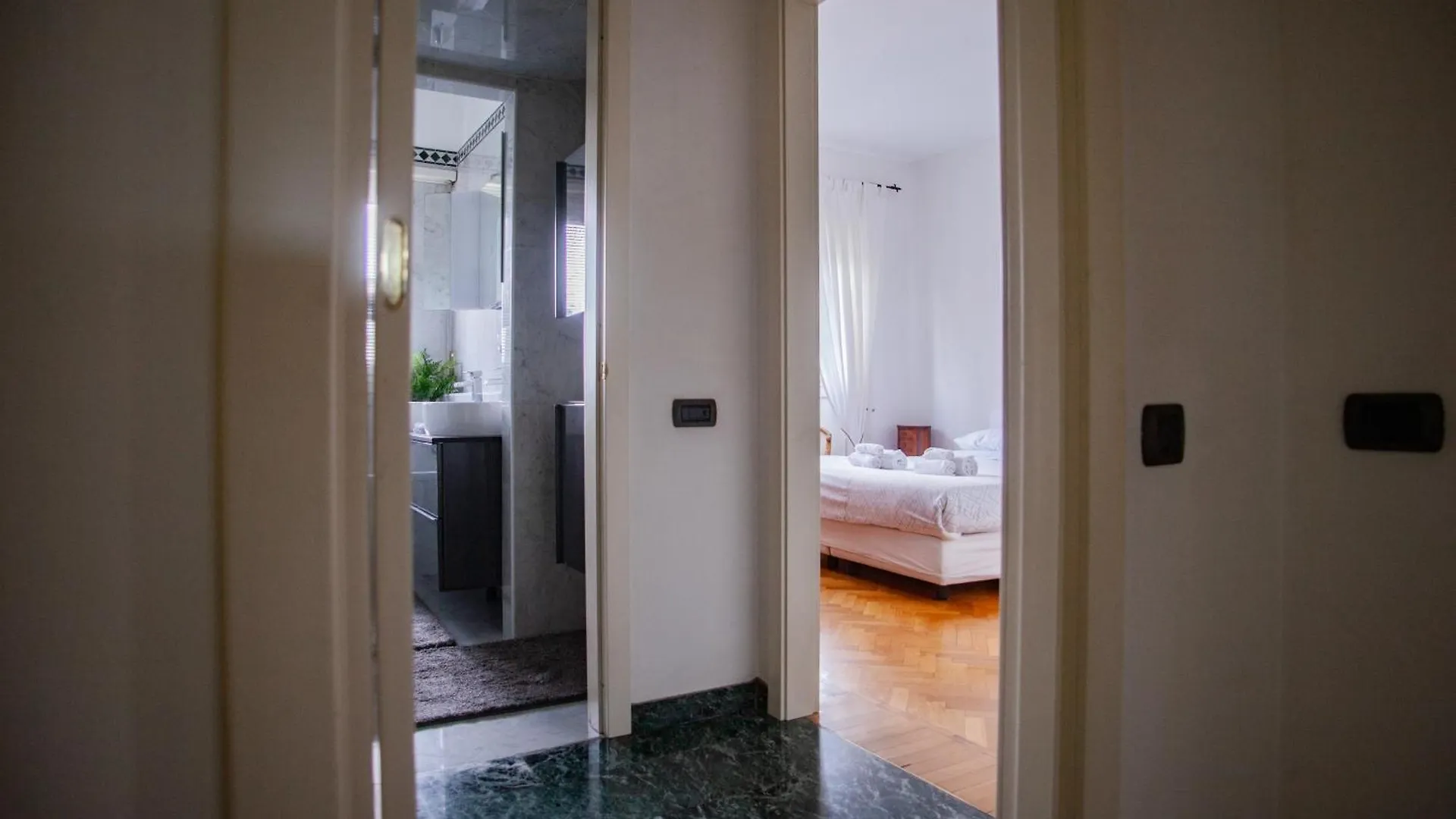 Iconic Luxury Penthouse In The Heart Of Milanアパートメント アパート ミラノ