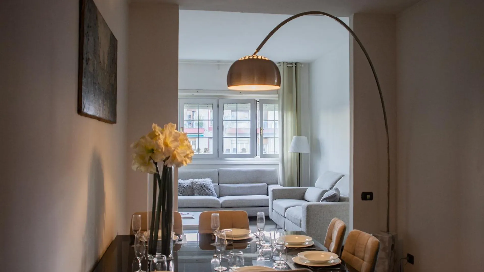 Iconic Luxury Penthouse In The Heart Of Milanの連絡先